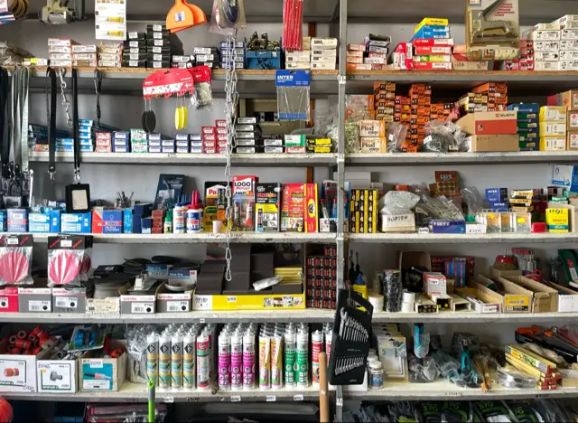 Ράφια με σιλικόνες, κόλλες και αναλώσιμα